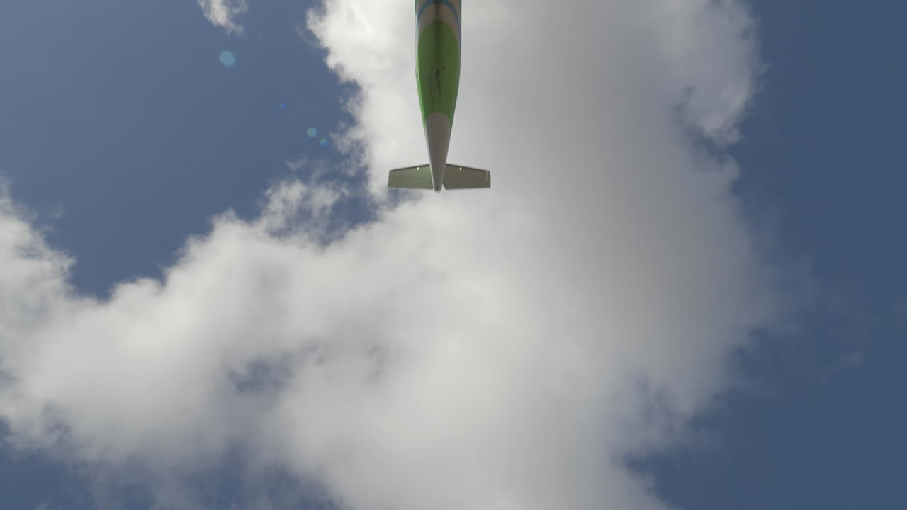 авиалайнер, летящий над головой