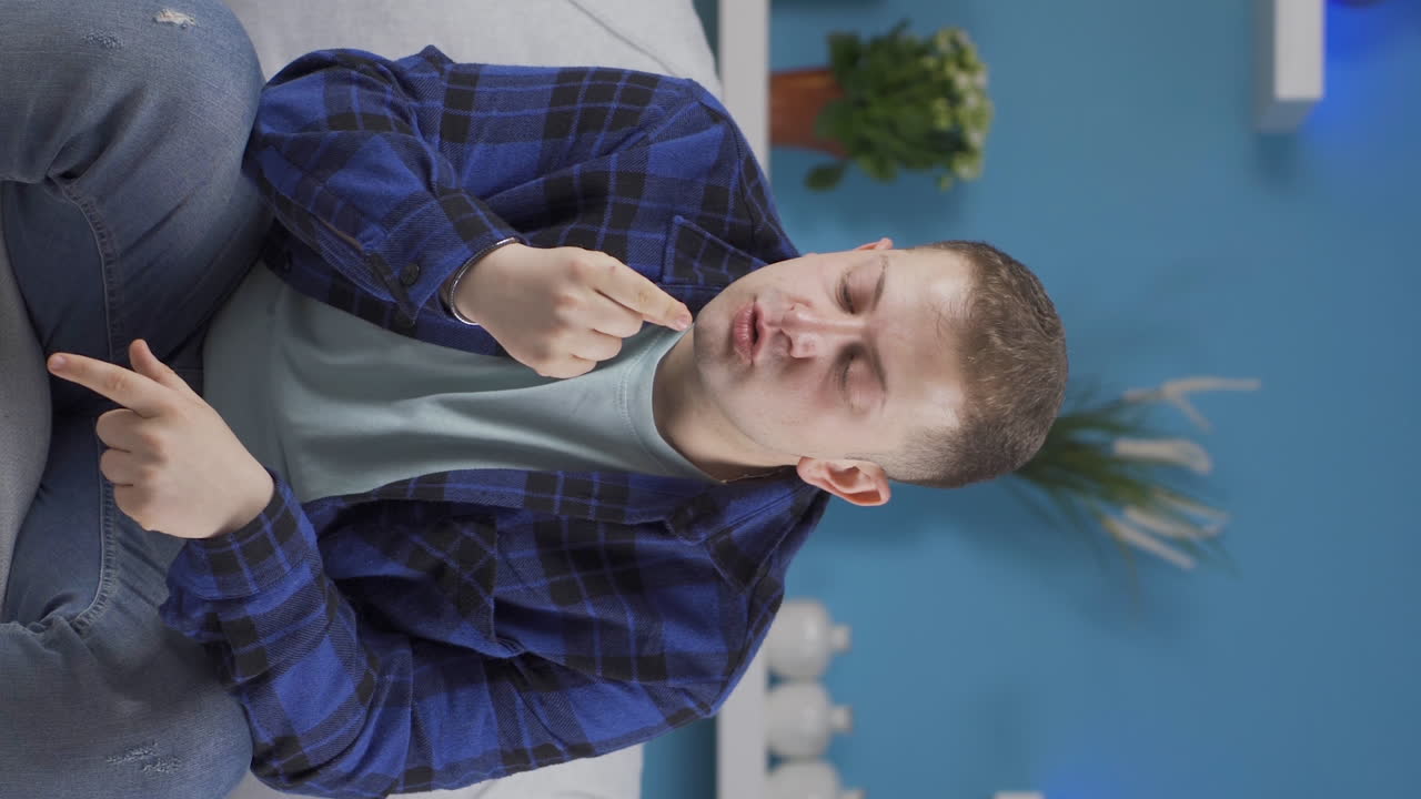 vídeo vertical de un hombre auto motivado.