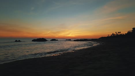 puesta de sol en la playa con cielo dorado