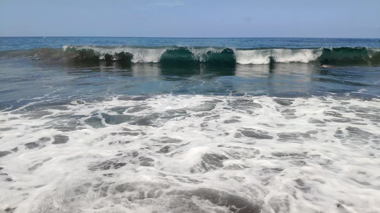 카나리아 제도의 화산 해변에서 수평선 전망
