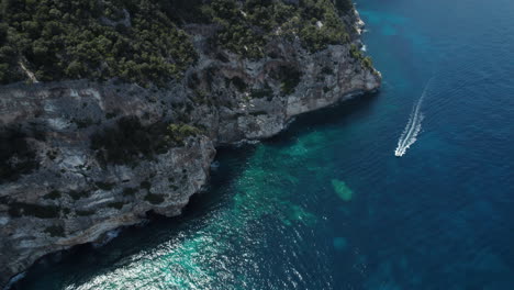 Video-Aéreo-De-Drones-De-Los-Acantilados-Marinos-Del-Paraíso-Azul-En-El-Mediterráneo,-Cerdeña,-Costa-Azzurra