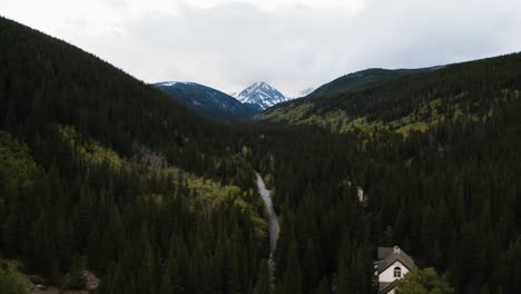 Luftaufnahme,-Die-Durch-Ein-Tal-Voller-Bäume-In-Den-Rocky-Mountains-Fliegt,-Mit-Dem-James-Peak-Am-Ende