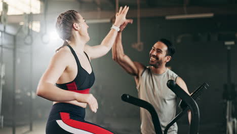 mujer, ciclismo y entrenador personal en high five