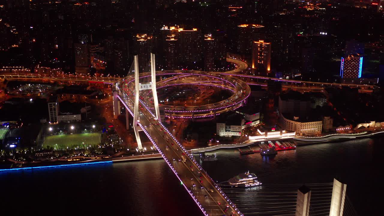 escena de video aéreo del tráfico en el puente de nanpu spiral road noche hora de la puesta del sol con transporte en tierra concepto, shanghai, china en video 4k
