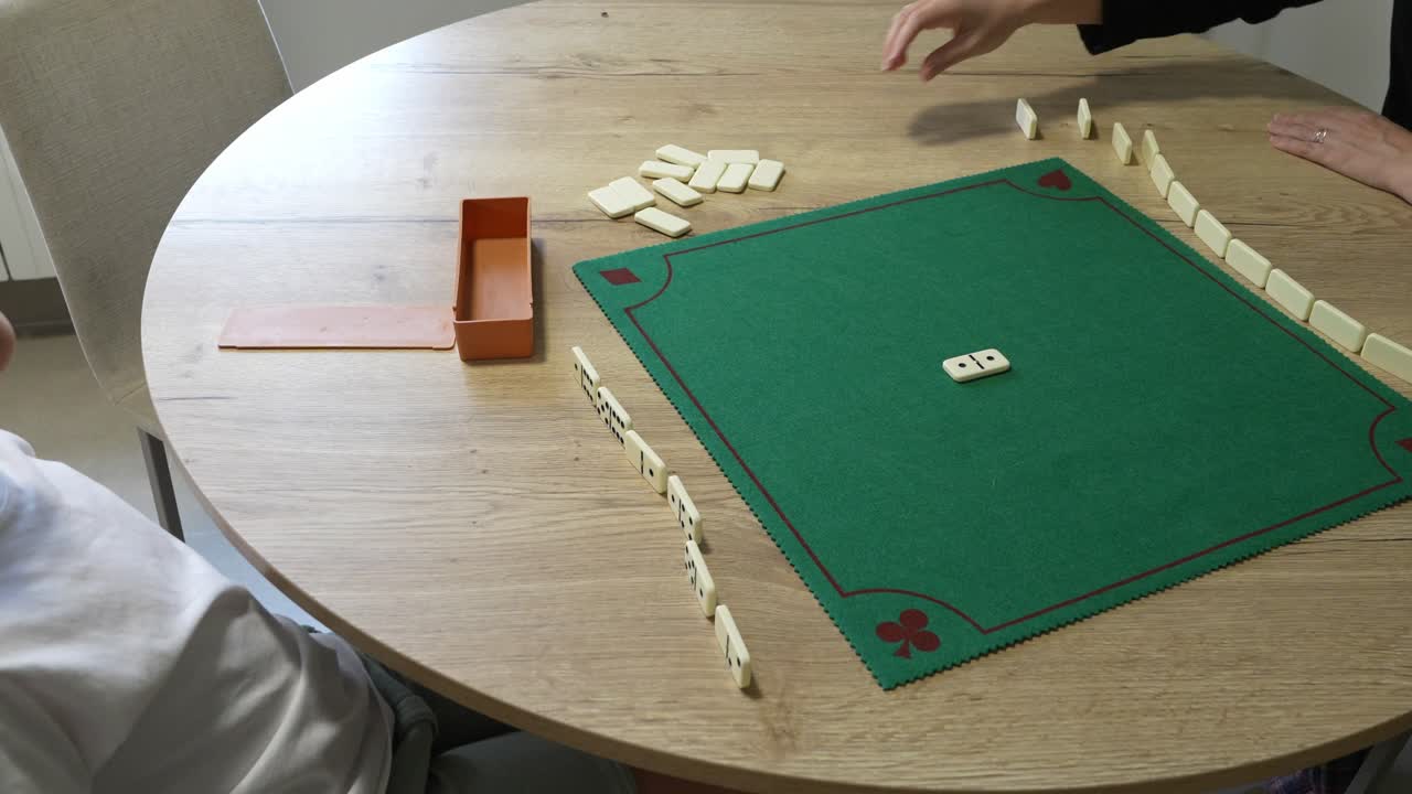 Partita a domino su un tavolo rotondo