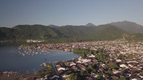 drone tres sesenta de paraty y paraty bay en brasil en un día soleado