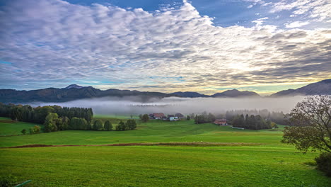 Zeitraffer-Von-Nebel,-Der-Durch-Ländliches-Ackerland-In-Lettland-Zieht