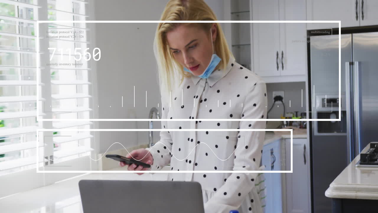 Animation af digital databehandling over kaukasisk kvinde, der bruger bærbar computer