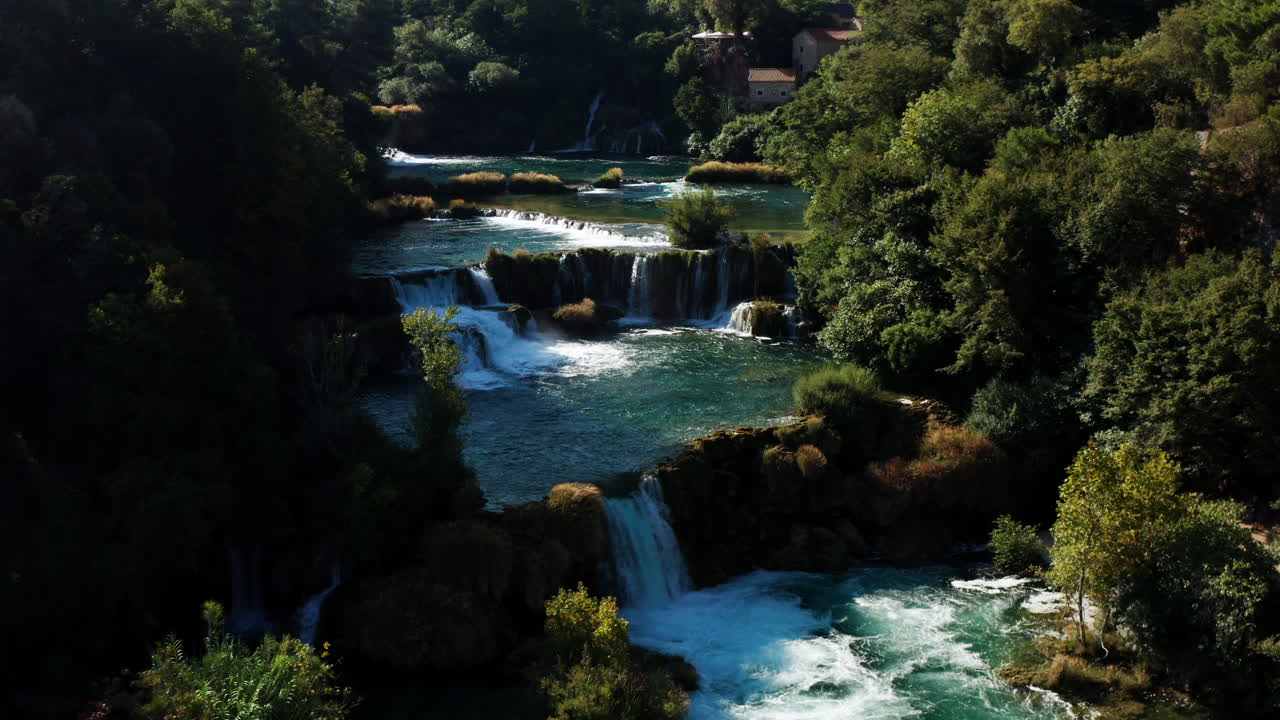 vista aérea de la cascada skradinski buk a lo largo del río krka en el parque nacional krka, croacia