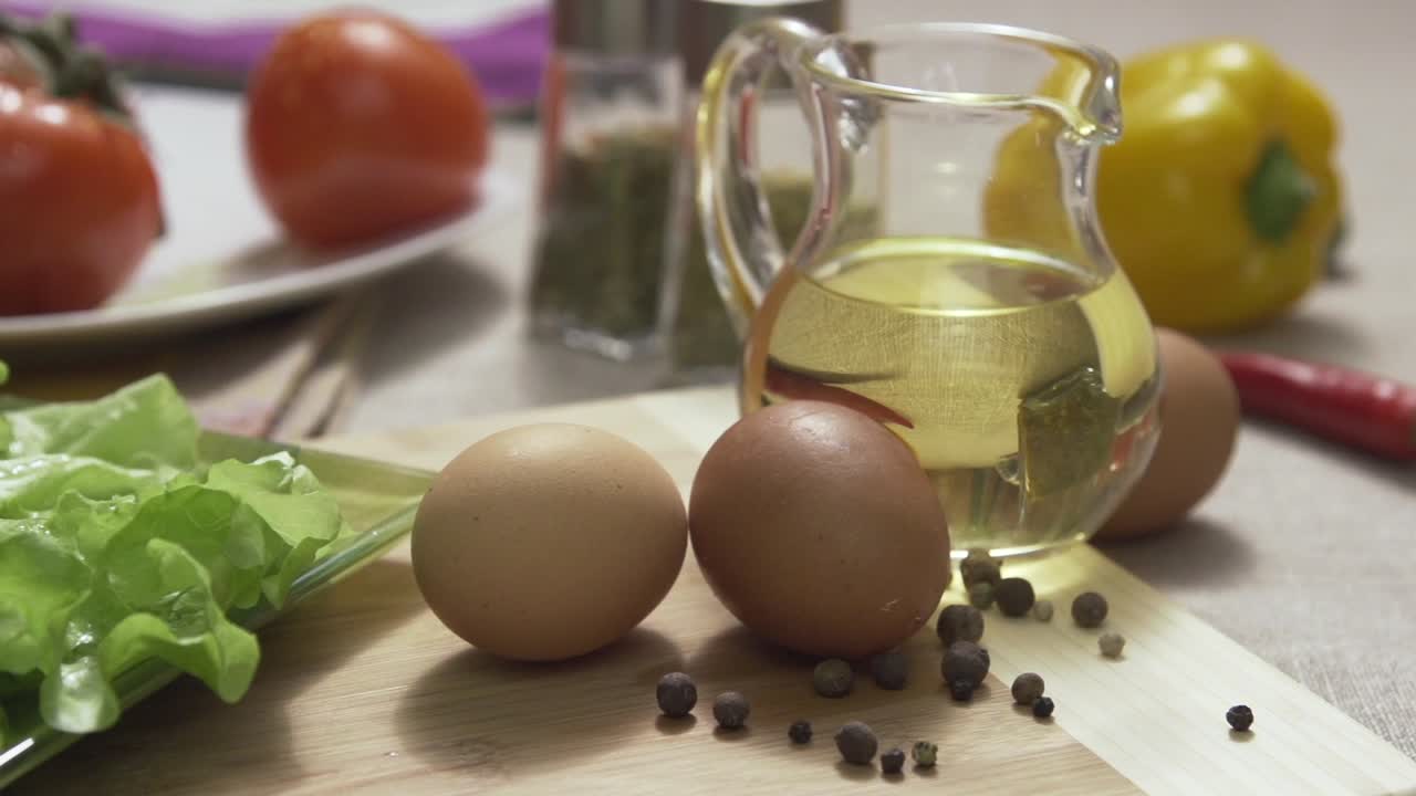 Ingredienti per un'insalata con uova