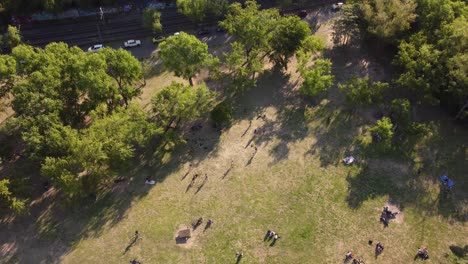 Equipo-De-Malabaristas-De-Circo-Practicando-En-Plaza-Vicente-Lopez-Buenos-Aires