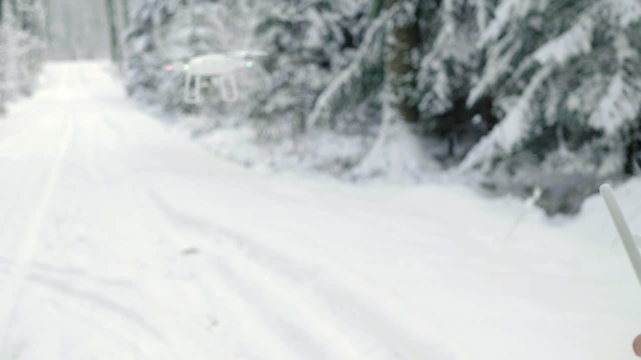 hombre controlando el dron desde el bosque
