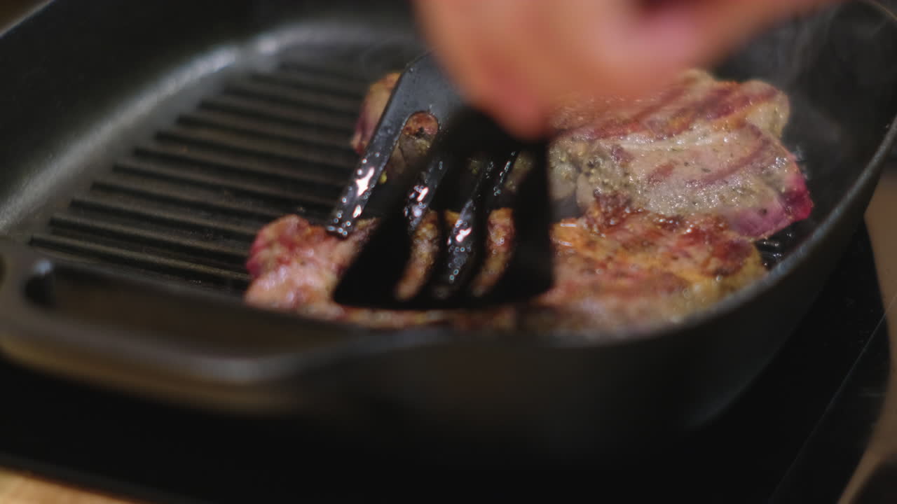 판에 스테이크를 요리하는 것