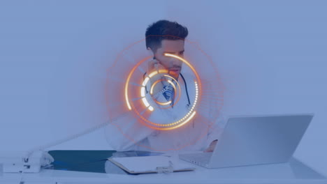 animación de escaneo de alcance sobre un médico masculino hablando en un teléfono inteligente usando una computadora portátil
