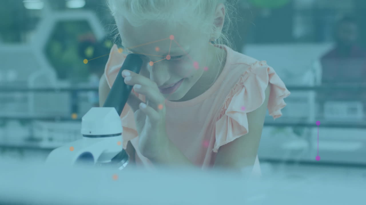 현미경을 통해 보는, 과학 데이터 애니메이션과 함께 실험실에서 아이