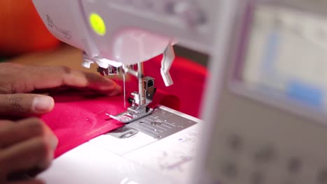 Coser-Ropa-En-Una-Máquina-De-Coser.-Video-Corto