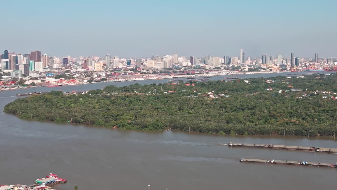 Panorama urbano di Bangkok con barche sul fiume e vegetazione nelle vicinanze