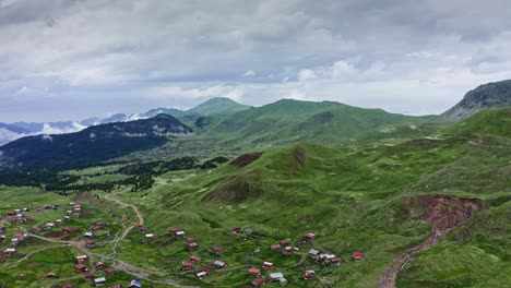 Flug-über-Bergplateau-Mit-Dörfern-Und-Wäldern-An-Launischen-Sommertagen