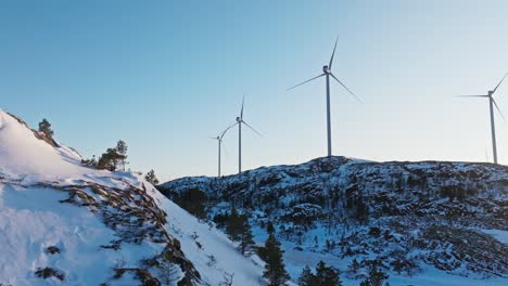 Windräder-Auf-Schneebedeckten-Bergen-In-Bessaker,-Trøndelag,-Norwegen