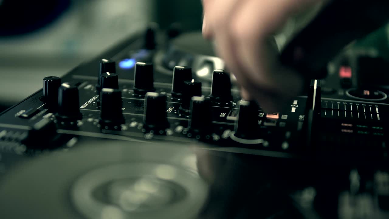 ajusta los controles de la pista en el panel de control de dj.