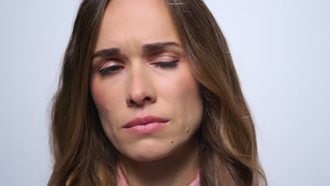 rostro de mujer decepcionada mirando a la cámara en el estudio. rostro de chica molesta en primer plano