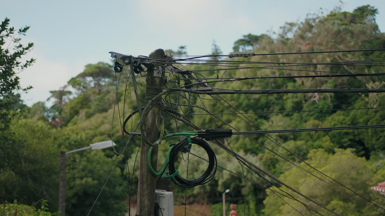 cables de servicios públicos aéreos desordenados en un poste de madera en Sintra, Portugal
