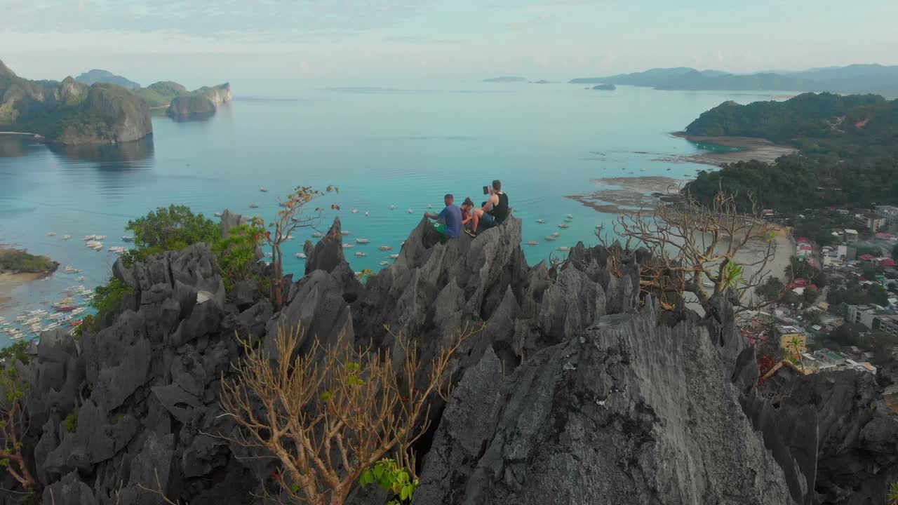 Pemandangan udara jalur pendakian Tebing Taraw yang mencapai titik pandang menawan saat matahari terbit di El Nido, Palawan, Filipina