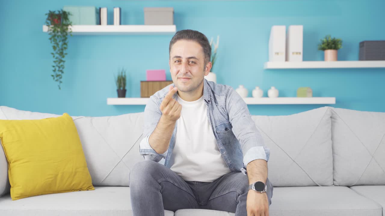 돈을 만드는 사람이 손으로 서명을 합니다.