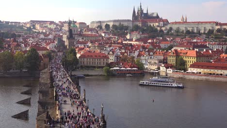 Schöner-Tag-Mit-Erschossenen-Massen,-Die-Die-Karlsbrücke-über-Die-Moldau-In-Prag-Tschechien-überqueren?