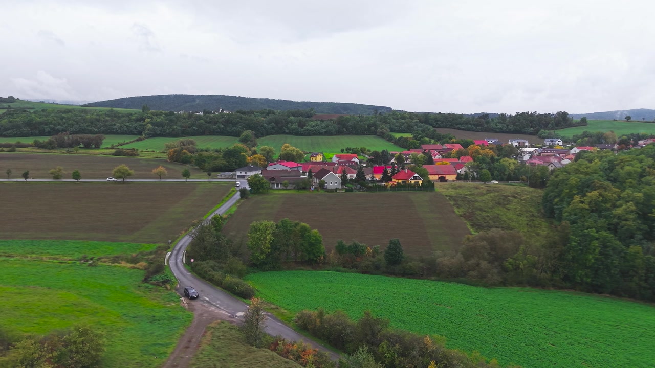 Luftfoto av landskap på landsbygda med landsby og motorvei, Tsjekkia.