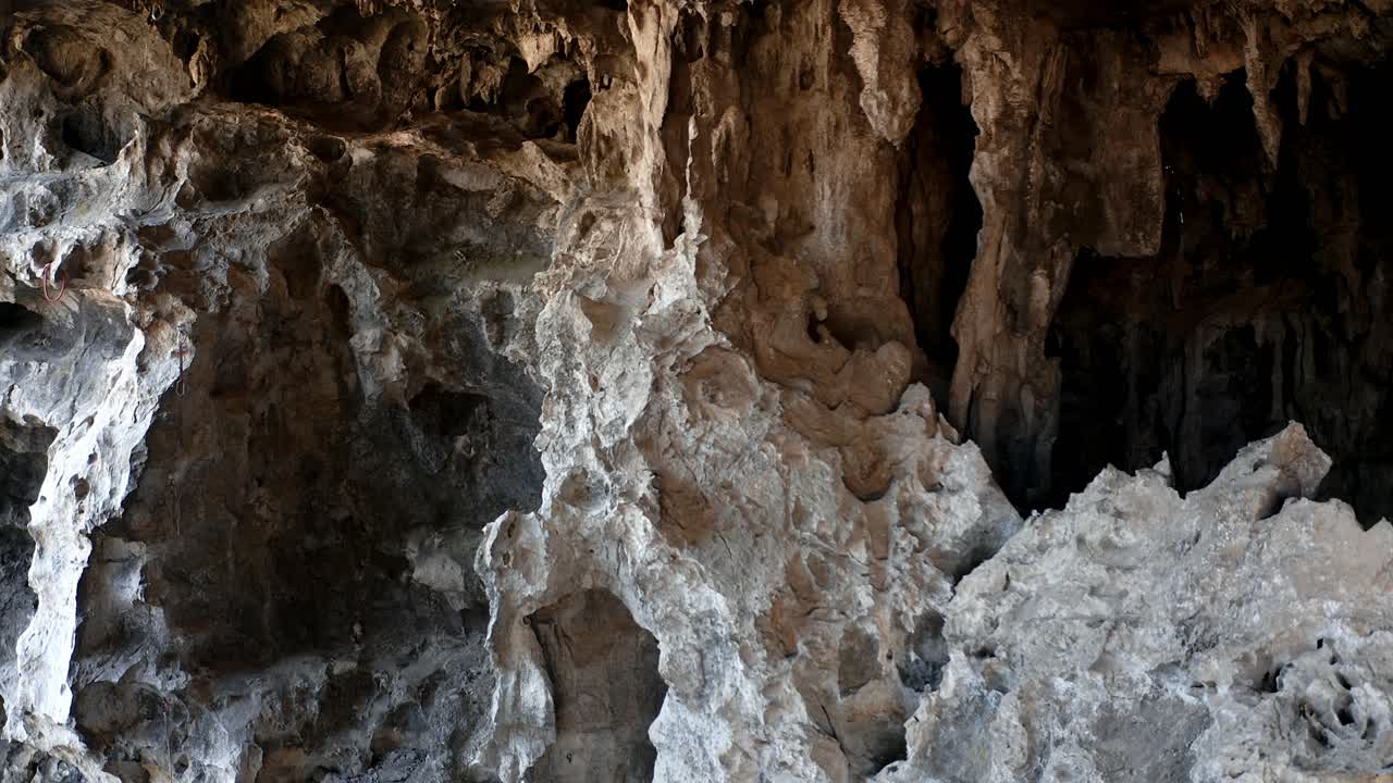 gran cueva interior, antigua formación rocosa en las montañas chinas