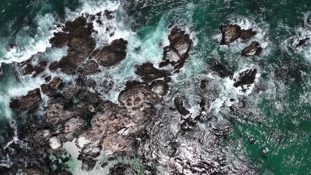 Veduta aerea di un litorale roccioso con onde impetuose