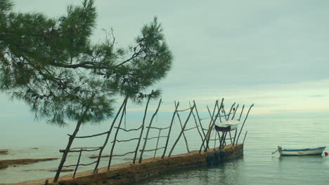 Kroatische-Küste-Zur-Winterzeit-Mit-Kleinem-Bootsdock-02