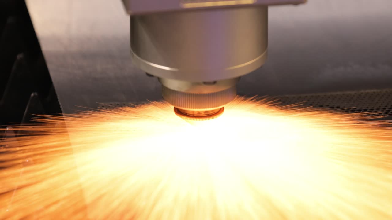 corte láser cnc de metal, tecnología industrial moderna.