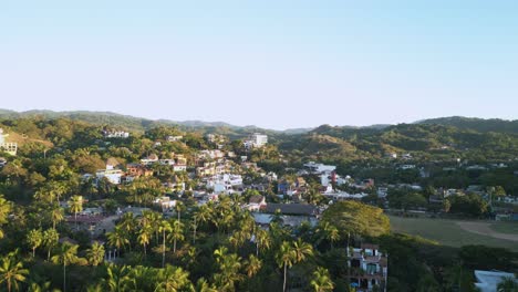 Un-Dron-Se-Eleva-Para-Ver-La-Ciudad-De-Sayulita,-México-Durante-La-Hora-Dorada