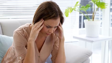 Mujer-Triste-Pensando-Y-Tocándose-La-Cabeza