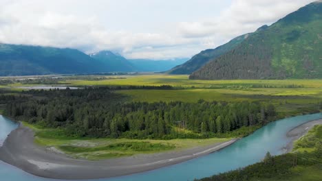 Video-4k-De-Montañas-Nevadas-Cerca-Del-Brazo-Turnagain,-Ak