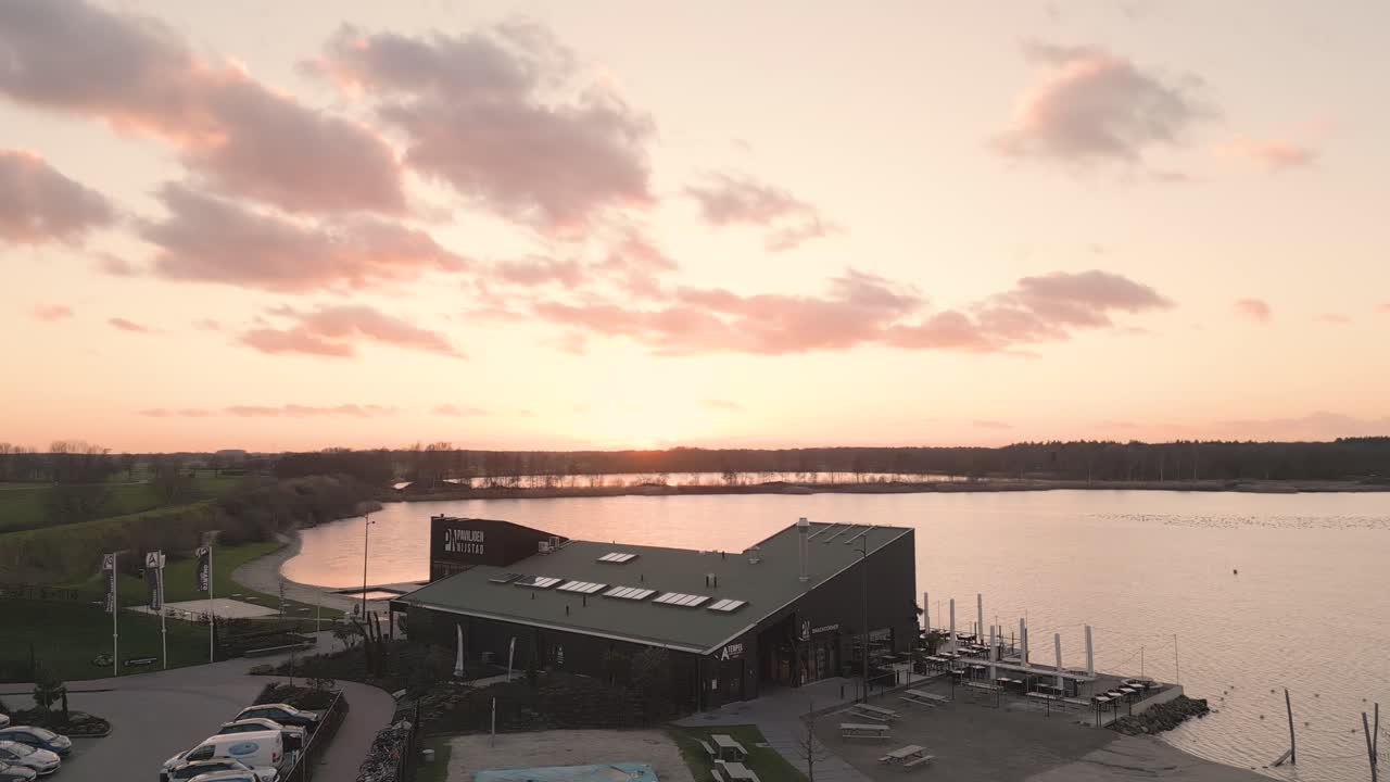 호수  레스토랑에서 해가 지는 것