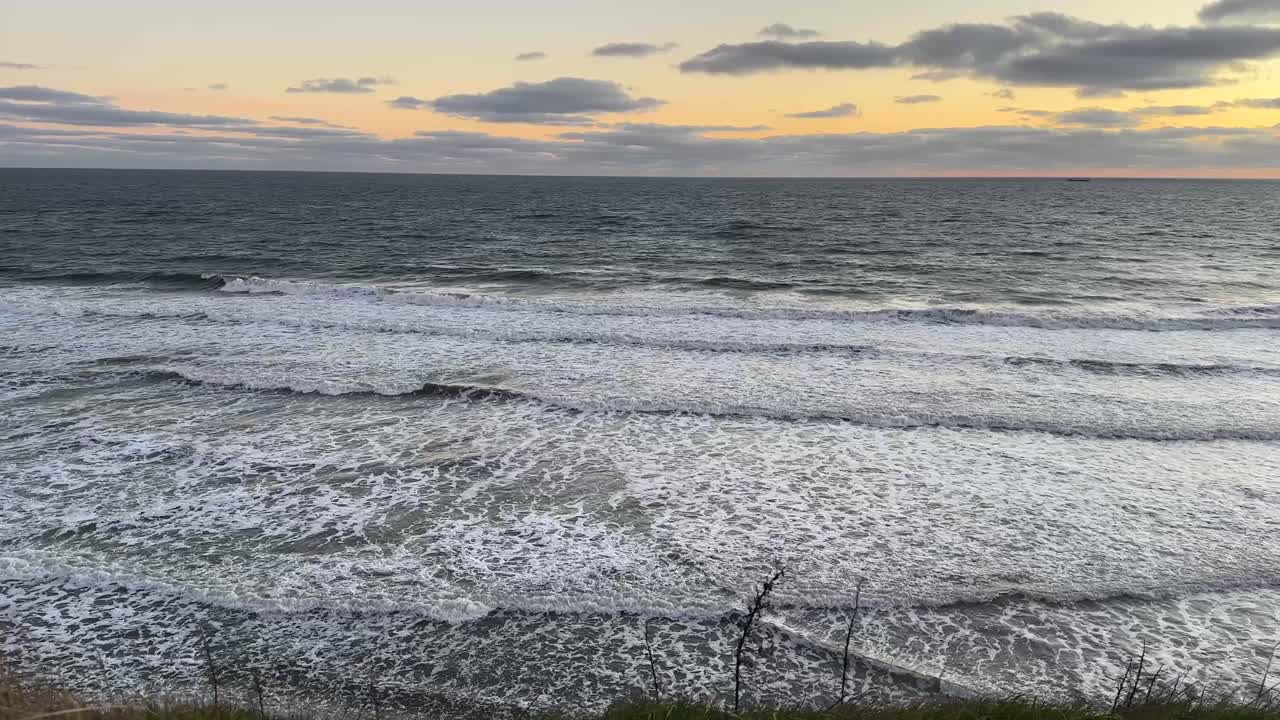 Alba mattutina, spiaggia del molo di Roker, Sunderland, Inghilterra nord-orientale, mare britannico, Regno Unito