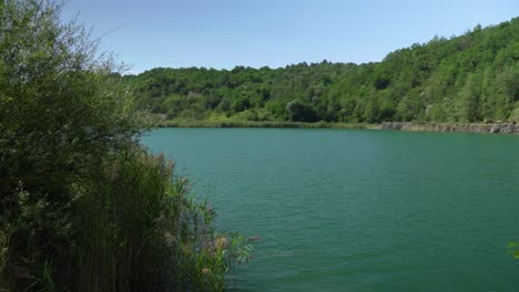 hermoso lago de agua azul en verano