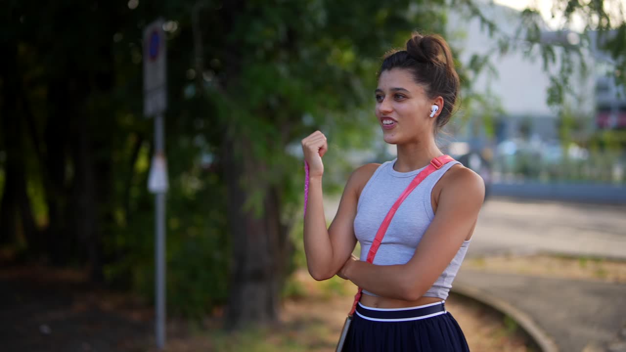una adolescente escuchando música al aire libre