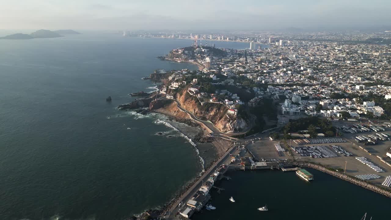 vuelo aéreo de drones mazatlan ciudad de sinaloa méxico panorámica de la costa del mar azul vista superior arquitectura y lugar de viaje natural de américa latina, océano pacífico