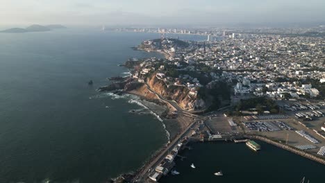 Drone-Aéreo-Vuela-Mazatlán-Sinaloa-Ciudad-México-Panorámica-Costa-Del-Mar-Azul-Vista-Superior-Sobre-La-Arquitectura-Y-El-Lugar-Natural-De-Viaje-De-América-Latina,-Océano-Pacífico