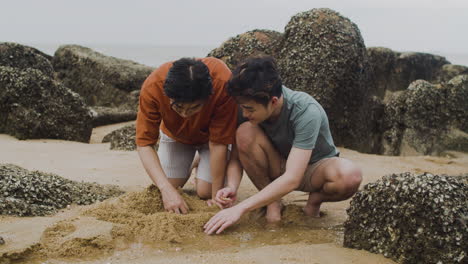 Couple-harvesting-clams