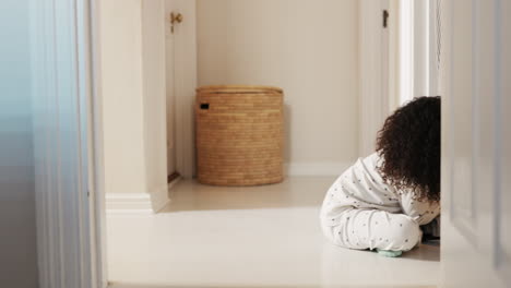 niños, una pierna y un padre arrastrando a su hija