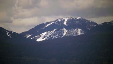 Schneebedeckte-Skipisten-Auf-Dem-Berg,-Bewölkter-Tag,-Statisch