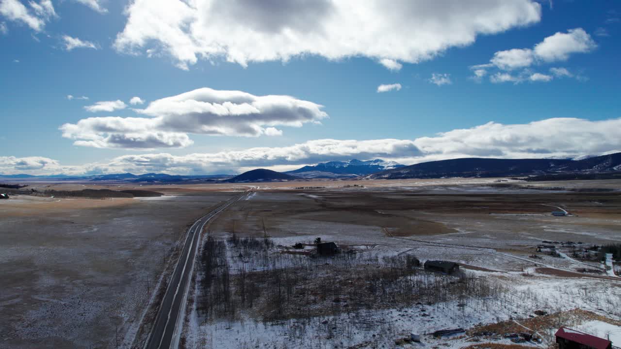 vista aérea sobre una carretera remota con nubes pasando