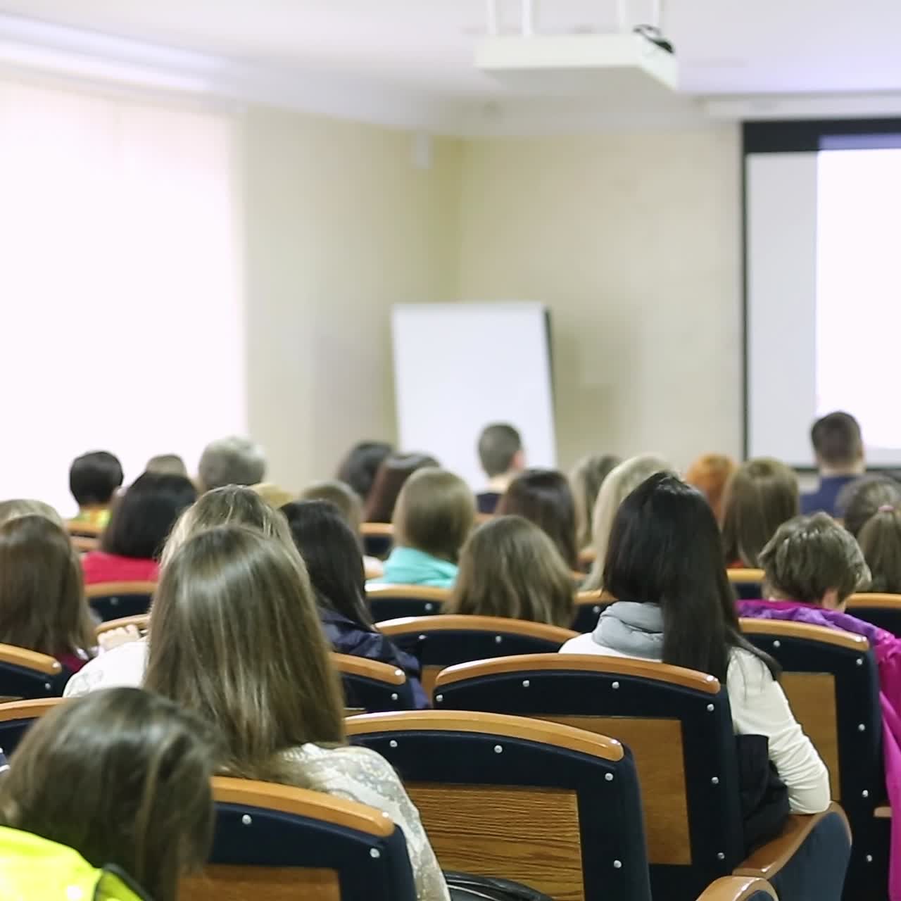 personas que visitan una conferencia de negocios