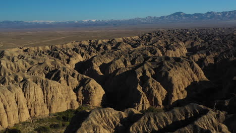 Langsam-Aufschlussreiche-Breite-Drohnenaufnahme-Der-Charyn-Schlucht,-Kasachstan