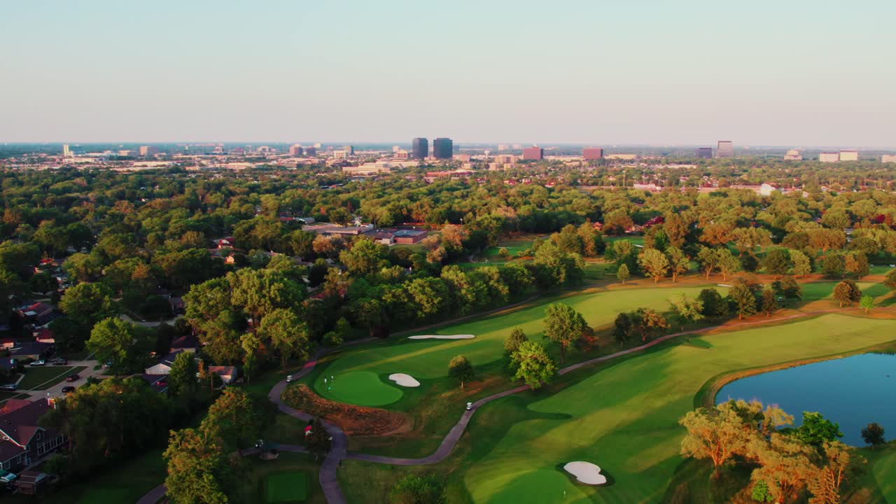여름에 미국 일리노이 주  ⁇ 버그 위에서 감동적인 해가 지고 있습니다.